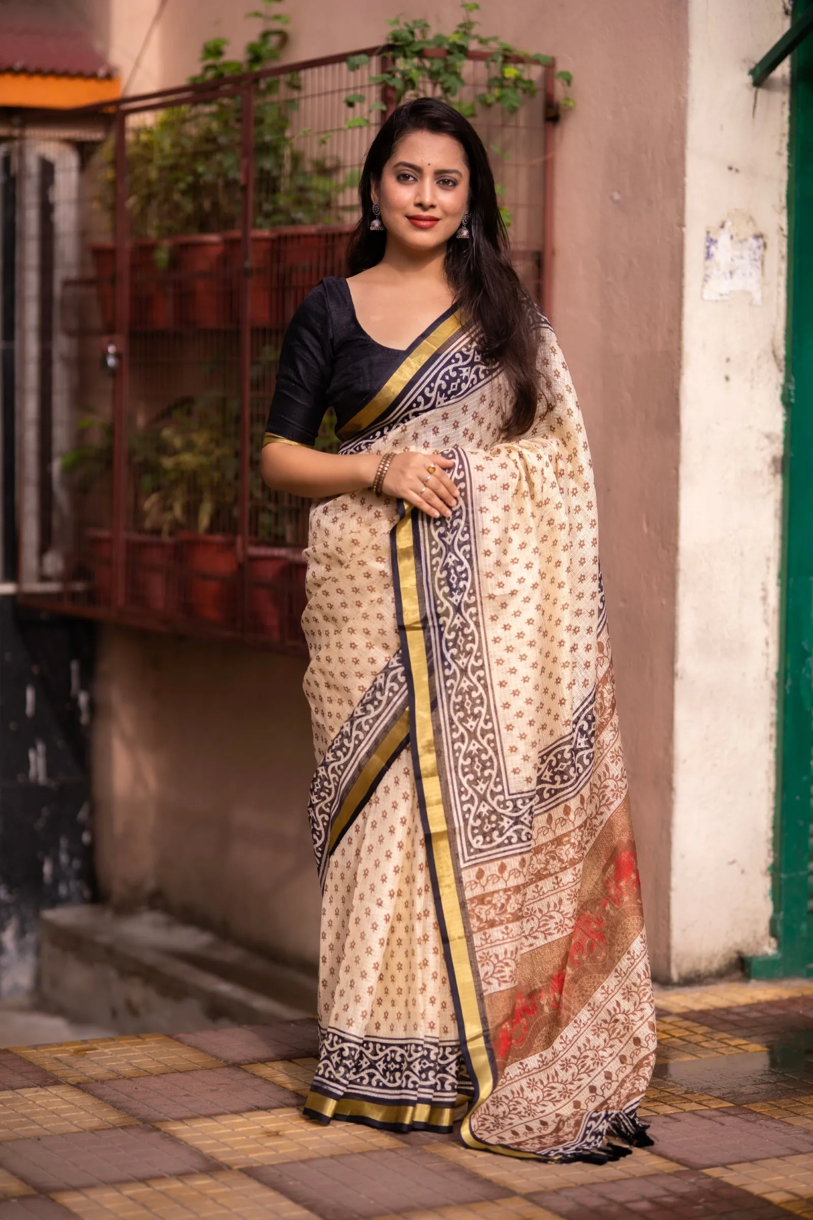 Elegant Women's Kota Silk Saree: Luxuriously Soft, Exquisitely Printed, and Embellished with a Weaving Pattu Border